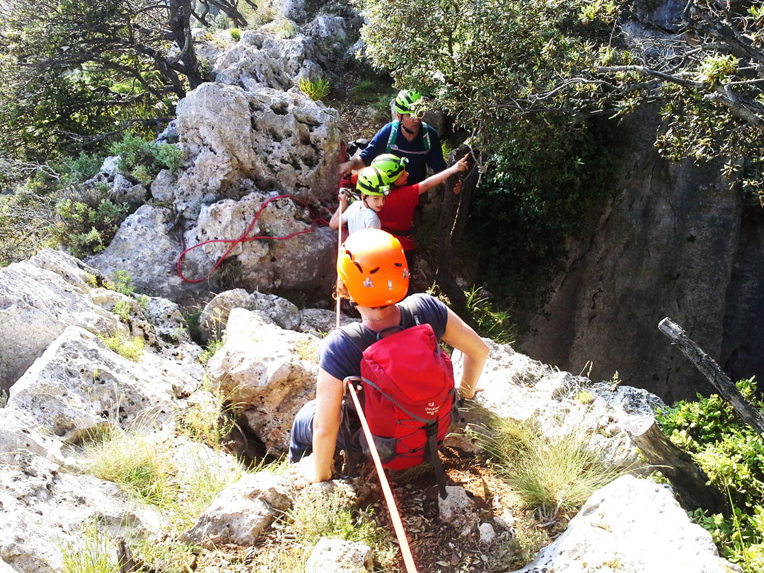 grottaedera–scuola-calata-sentiro-avventura-grotta-Abenteuer-finaleligure-guidealpinefinale-socitaguidealpinefinale-trekking-climbing-Kletterei-Treck
